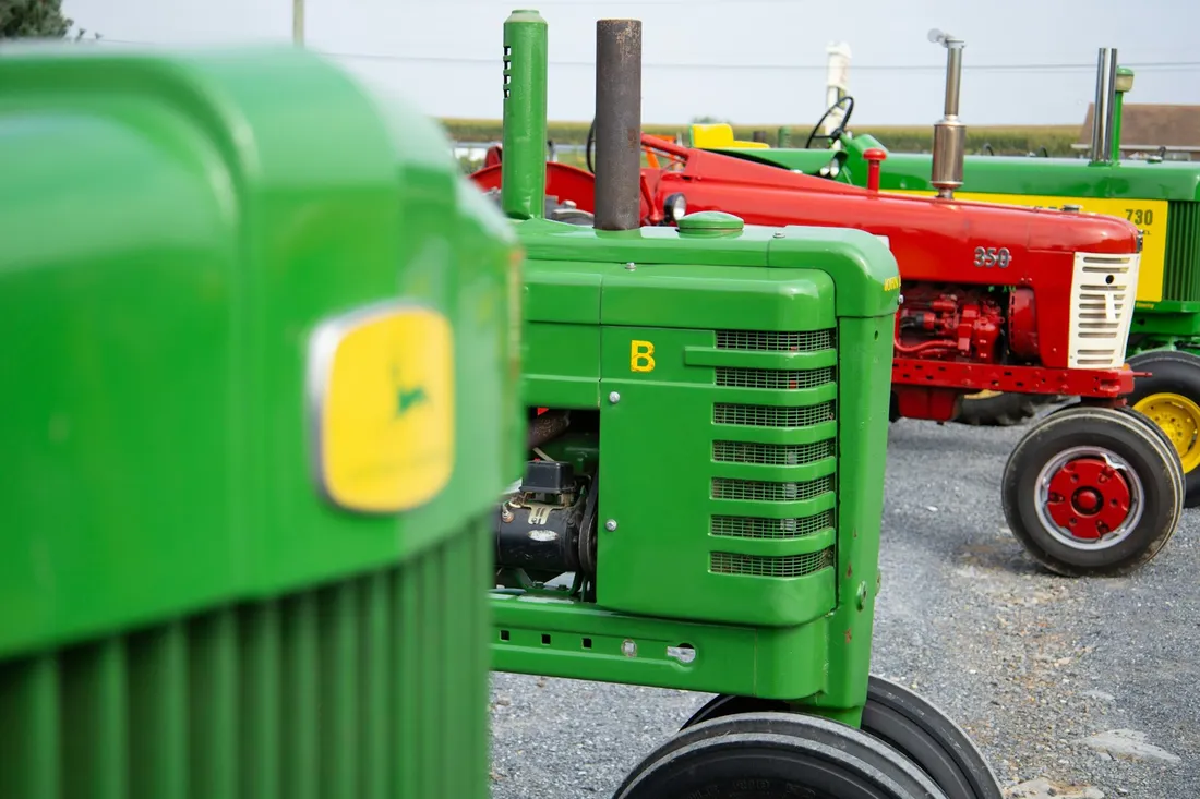 Grüne und rote Traktoren nebeneinander
