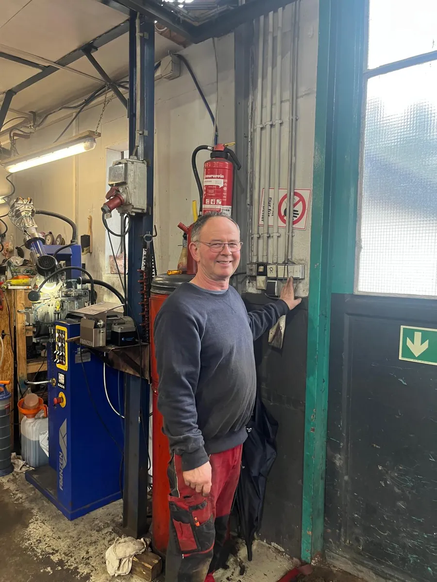 Uwe Kruse in der Werkstatt